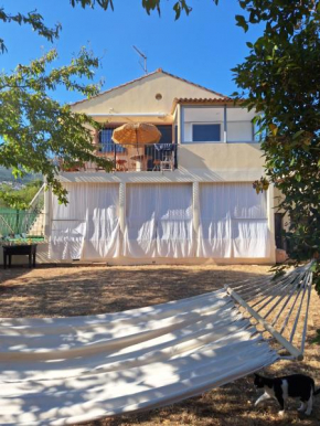 Haut de villa 3 chambres climatisation, wifi , terasse et jardin